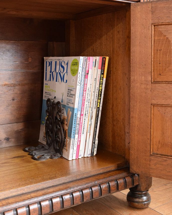 アンティークのキャビネット　アンティーク家具　イギリスで見つけた優雅なアンティークの家具、貴族のお家で使われていたダムウエイター。たっぷり収納出来ちゃう優れものA4サイズの雑誌までしっかり収納できるので、いろんなものを入れて自由に使って下さい。(q-2026-f)