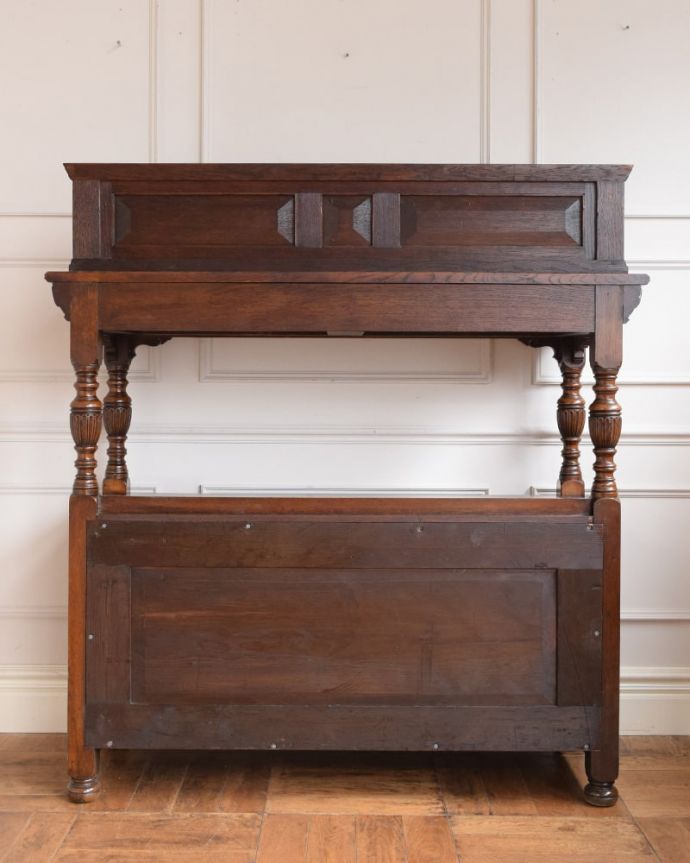 アンティークのキャビネット　アンティーク家具　イギリスで見つけた優雅なアンティークの家具、貴族のお家で使われていたダムウエイター。こちら側も、もちろんキレイです！アンティークは新品ではないので、もちろん経年変化によるキズはありますが、専門の職人がキレイにお直しをしているので、どの角度から見てもキレイです。(q-2026-f)