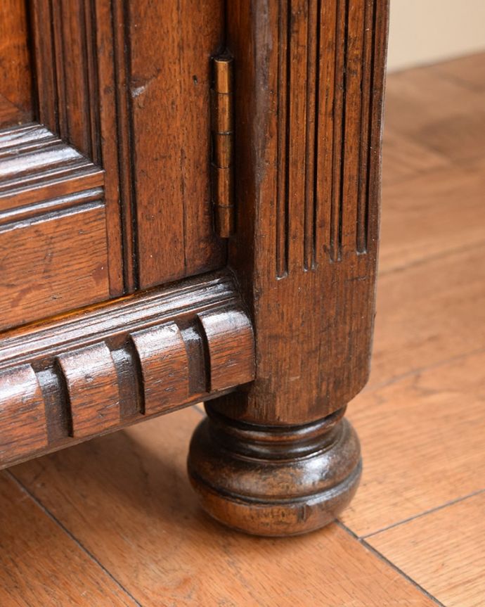 アンティークのキャビネット　アンティーク家具　イギリスで見つけた優雅なアンティークの家具、貴族のお家で使われていたダムウエイター。持ち上げなくても移動できます！Handleのアンティークは、脚の裏にフェルトキーパーをお付けしていますので、床を滑らせてれば移動が簡単です。(q-2026-f)