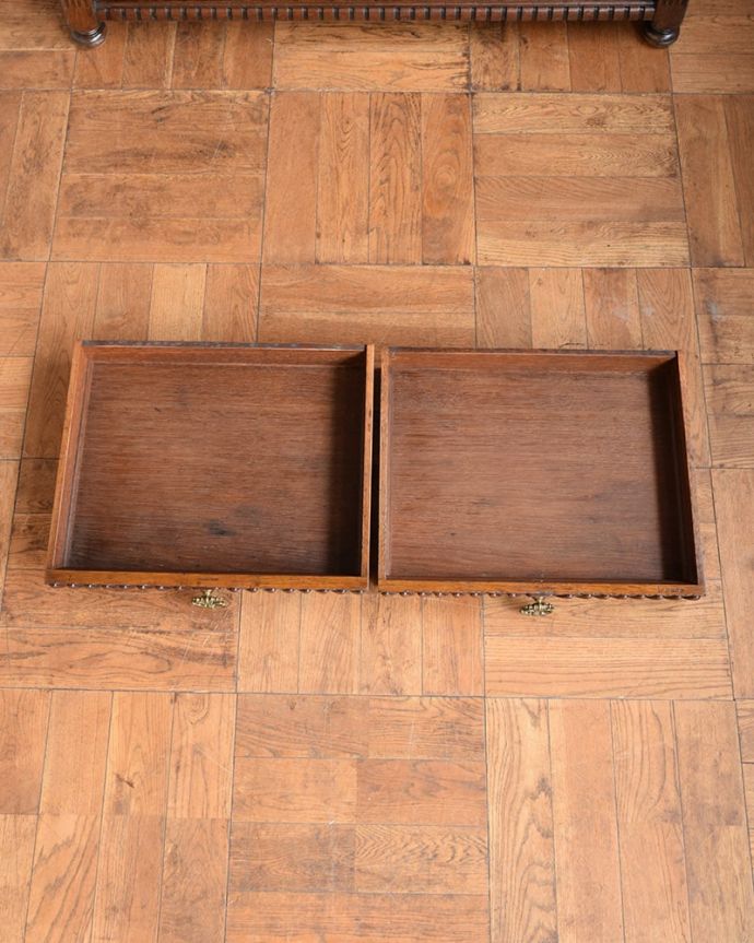 アンティークのキャビネット　アンティーク家具　イギリスで見つけた優雅なアンティークの家具、貴族のお家で使われていたダムウエイター。キレイに修復しました。(q-2026-f)