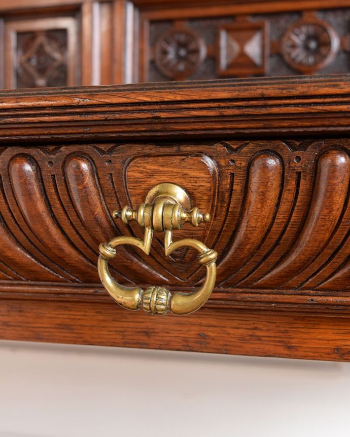 アンティークのキャビネット　アンティーク家具　イギリスで見つけた優雅なアンティークの家具、貴族のお家で使われていたダムウエイター。アンティークらしい取っ手アンティーク家具は取っ手のデザインまで、なんだか高級感があるんですよね。(q-2026-f)