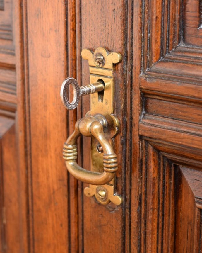 アンティークのキャビネット　アンティーク家具　イギリスで見つけた優雅なアンティークの家具、貴族のお家で使われていたダムウエイター。開ける度にワクワクアンティークらしい取っ手のデザイン。(q-2026-f)