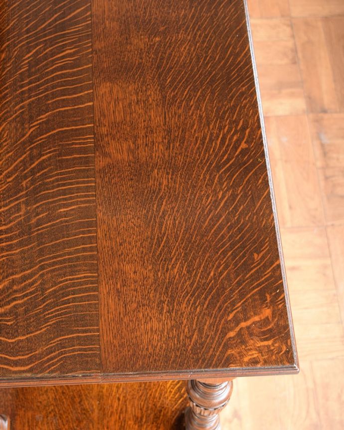 アンティークのキャビネット　アンティーク家具　イギリスで見つけた優雅なアンティークの家具、貴族のお家で使われていたダムウエイター。天板を近づいてみると…アンティークだから手に入れることが出来る天板に使われている銘木の美しさにうっとりです。(q-2026-f)