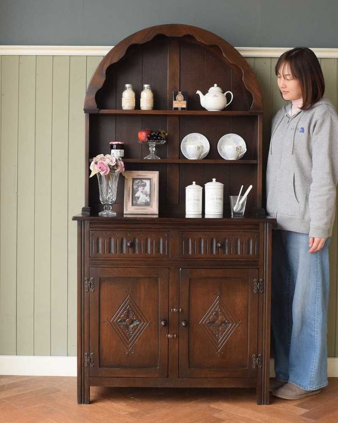 アンティークのキャビネット アンティーク家具 英国アンティーク家具、お花の彫刻も華やかなウェルシュドレッサー(カップボード) 。アンティークらしい「見せる」収納家具ウェルシュドレッサーとは、もともとキッチンで使われていたお料理を飾り付け(ドレッシング)するための家具。(q-2027-f)