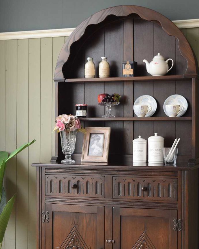 アンティークのキャビネット アンティーク家具 英国アンティーク家具、お花の彫刻も華やかなウェルシュドレッサー(カップボード) 。置いたもの全部が素敵に見えちゃうこの棚に置いたものが全部オシャレに見えるんです。(q-2027-f)