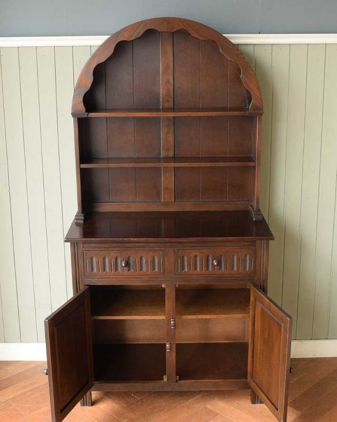 アンティークのキャビネット アンティーク家具 英国アンティーク家具、お花の彫刻も華やかなウェルシュドレッサー(カップボード) 。扉を開けてみると…中が見えない扉の中も、キレイに修復しました。(q-2027-f)