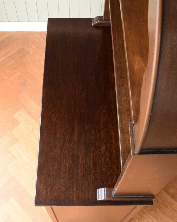 アンティークのキャビネット アンティーク家具 英国アンティーク家具、お花の彫刻も華やかなウェルシュドレッサー(カップボード) 。天板部分もキレイに仕上げました。(q-2027-f)