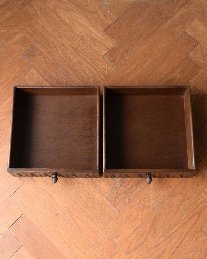 アンティークのキャビネット アンティーク家具 英国アンティーク家具、お花の彫刻も華やかなウェルシュドレッサー(カップボード) 。引き出しの中もキレイですもちろん引き出しの中も職人がキレイに修復しました。(q-2027-f)