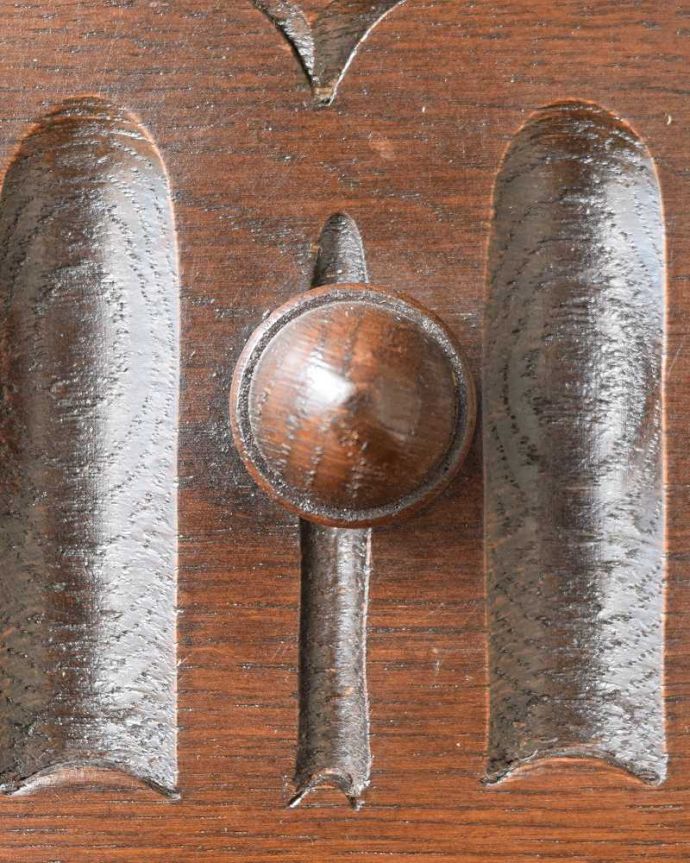 アンティークのキャビネット アンティーク家具 英国アンティーク家具、お花の彫刻も華やかなウェルシュドレッサー(カップボード) 。アンティークらしい取っ手キチンとお直ししてありますので、開け閉めもスムーズです。(q-2027-f)