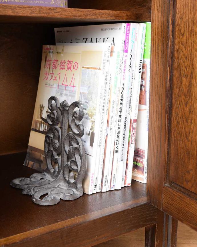 アンティークのキャビネット アンティーク家具 英国アンティーク家具、お花の彫刻も華やかなウェルシュドレッサー(カップボード) 。A4サイズも収納出来ちゃう優れものA4サイズの雑誌までしっかり収納出来ちゃう大きさ。(q-2027-f)