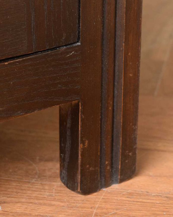 アンティークのキャビネット アンティーク家具 英国アンティーク家具、お花の彫刻も華やかなウェルシュドレッサー(カップボード) 。女性1人でもラクに運べちゃうヒミツHandleのアンティークは、脚の裏にフェルトキーパーをお付けしているので、床を滑らせれば女性でも移動がカンタンに出来ます!ご安心下さい。(q-2027-f)