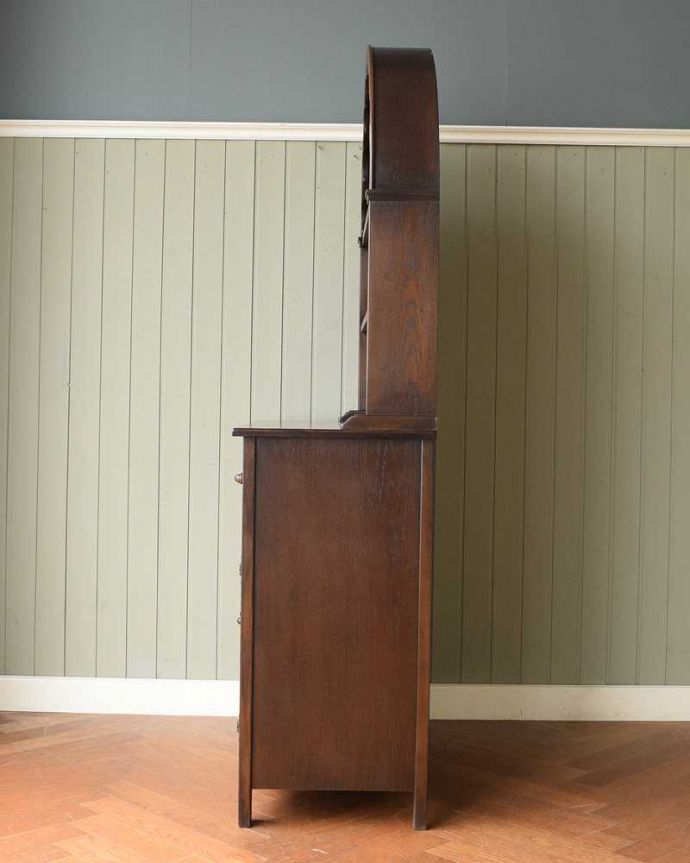 アンティークのキャビネット アンティーク家具 英国アンティーク家具、お花の彫刻も華やかなウェルシュドレッサー(カップボード) 。横から見てもステキもちろん横もキレイに修復していますので、横顔だって美しいんです。(q-2027-f)