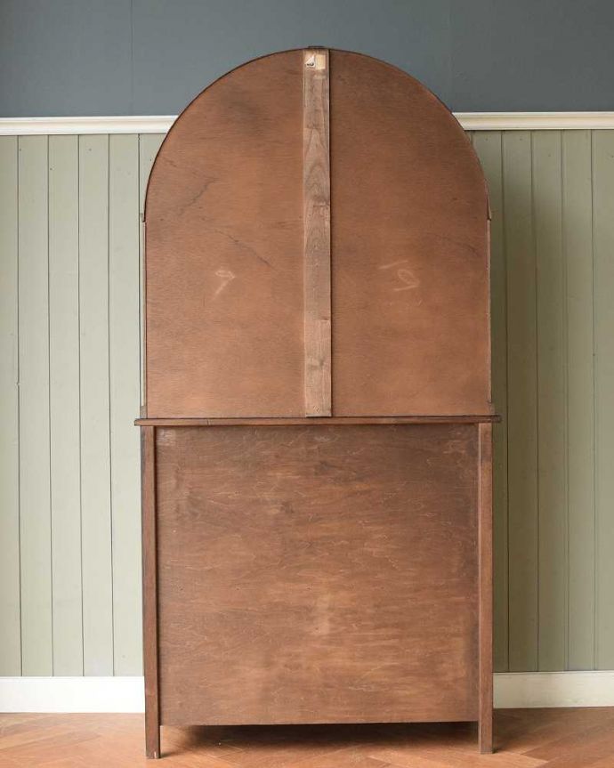 アンティークのキャビネット アンティーク家具 英国アンティーク家具、お花の彫刻も華やかなウェルシュドレッサー(カップボード) 。後ろからも見て下さいアンティークは新品ではないので、経年変化によるキズはありますが、専門の職人がキレイに仕上げているので後ろ姿にも自信があります。(q-2027-f)