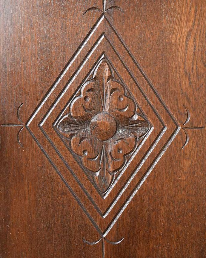 アンティークのキャビネット アンティーク家具 英国アンティーク家具、お花の彫刻も華やかなウェルシュドレッサー(カップボード) 。惚れ惚れしちゃう美しさこんなに堅い無垢材に一体どうやって彫ったんだろう?と不思議になるくらい細かい彫にうっとりです。(q-2027-f)