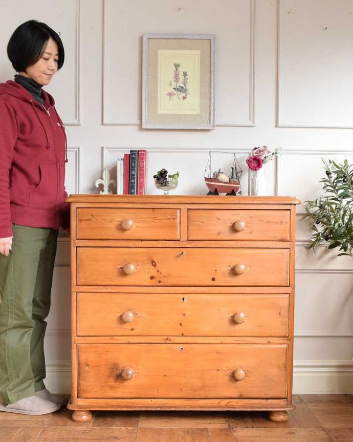 アンティークのチェスト アンティーク家具 ナチュラルで大人可愛いアンティーク家具、4段パインチェスト(整理ダンス)。ほっこりとしたあたたかみが感じられるチェスト最近はなかなか見つけることが出来なくなってきたオールドパイン材のチェスト。(q-2028-f)