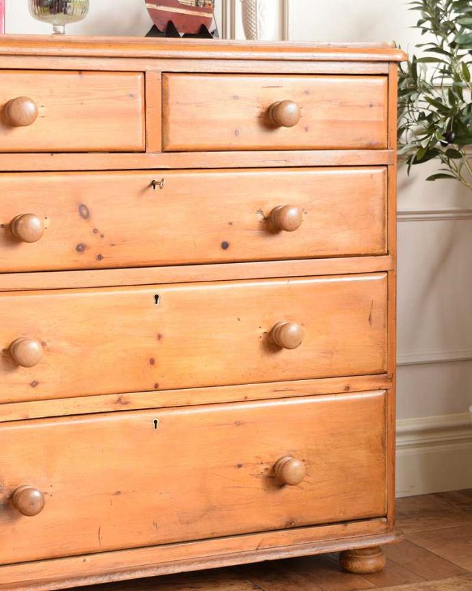 アンティークのチェスト アンティーク家具 ナチュラルで大人可愛いアンティーク家具、4段パインチェスト(整理ダンス)。独創的なデザイン&木目が魅了してくれますオールドパイン材の家具は、何と言っても木目の節が特徴的。(q-2028-f)