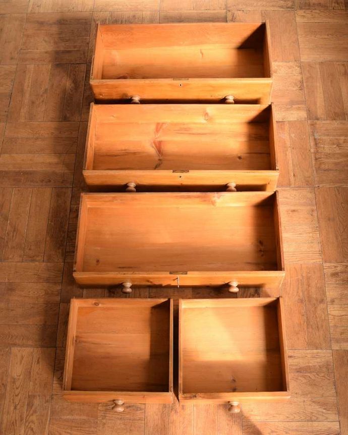 アンティークのチェスト アンティーク家具 ナチュラルで大人可愛いアンティーク家具、4段パインチェスト(整理ダンス)。実は、すっごく時間がかかっていますオールドパイン材の家具は、とにかく引き出しの中を直すのに手間暇をかけています。(q-2028-f)