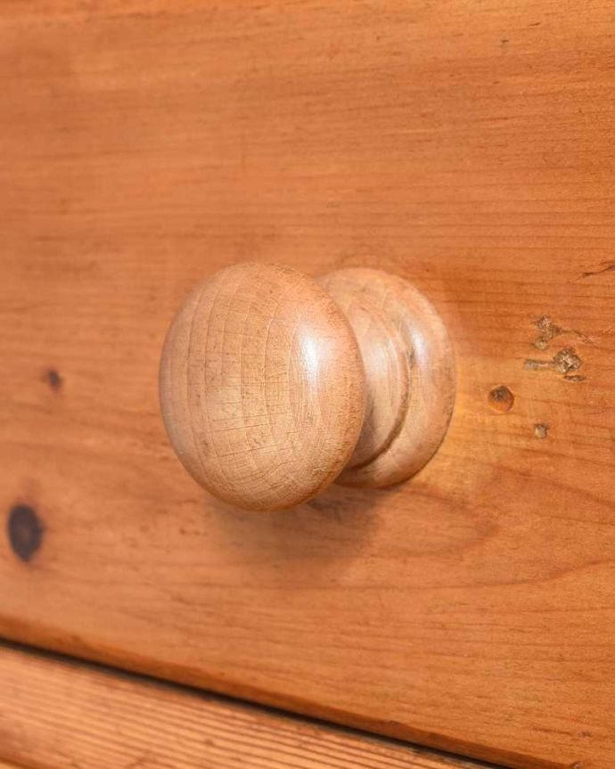 アンティークのチェスト アンティーク家具 ナチュラルで大人可愛いアンティーク家具、4段パインチェスト(整理ダンス)。持ちやすい取っ手。(q-2028-f)