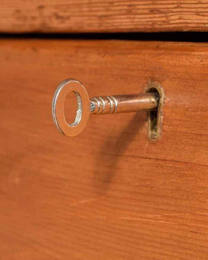 アンティークのチェスト アンティーク家具 ナチュラルで大人可愛いアンティーク家具、4段パインチェスト(整理ダンス)。大切なものも安心です引き出しにカギが付いているので、大切なものも収納することが出来ます。(q-2028-f)