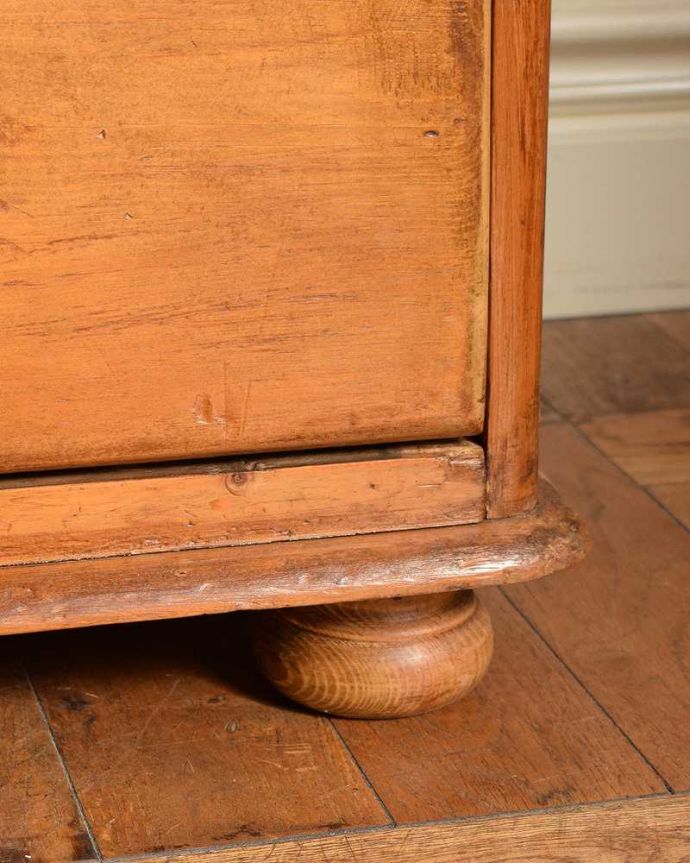 アンティークのチェスト アンティーク家具 ナチュラルで大人可愛いアンティーク家具、4段パインチェスト(整理ダンス)。女性1人でラクラク運べちゃう仕掛けHandleのアンティークは、脚の裏にフェルトキーパーをお付けしています。(q-2028-f)