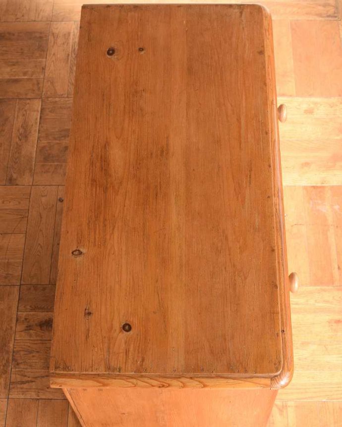 アンティークのチェスト アンティーク家具 ナチュラルで大人可愛いアンティーク家具、4段パインチェスト(整理ダンス)。ピカピカに仕上げました修復の時、天板もキレイに仕上げました。(q-2028-f)