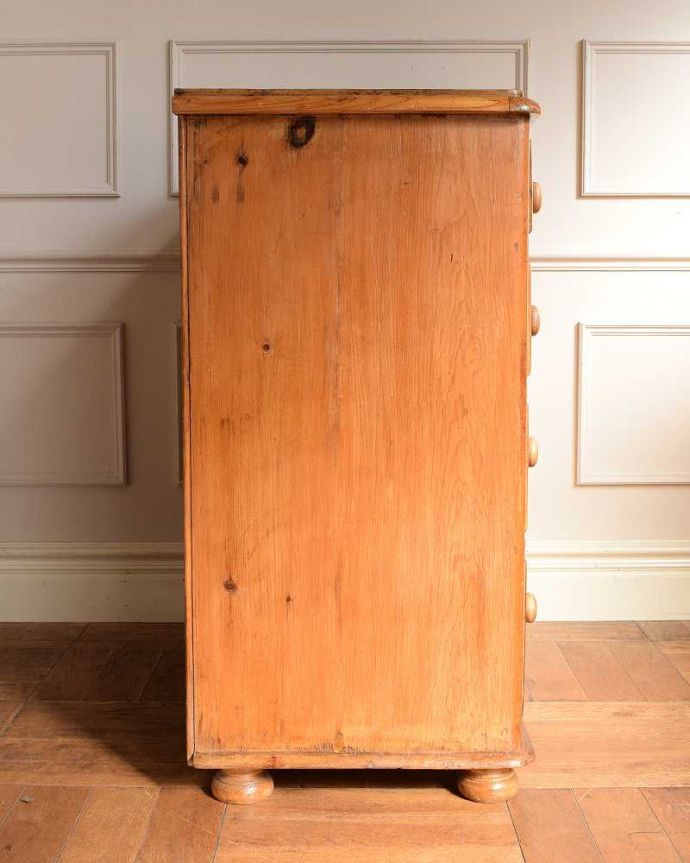 アンティークのチェスト アンティーク家具 ナチュラルで大人可愛いアンティーク家具、4段パインチェスト(整理ダンス)。横から見てもキレイですもちろん、横顔だってキレイ!どこから見ても絵になります。(q-2028-f)