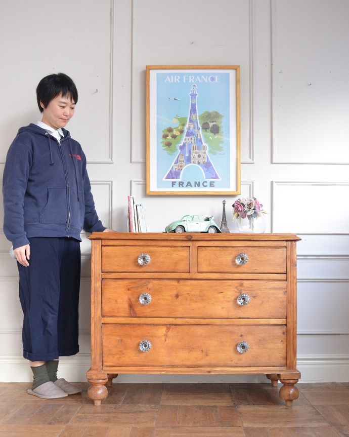 アンティークのチェスト アンティーク家具 英国のアンティーク家具、ガラスノブがとっても可愛いオールドパインの3段チェスト。ほっこりとしたあたたかみが感じられるチェスト最近はなかなか見つけることが出来なくなってきたオールドパイン材のチェスト。(q-2029-f)