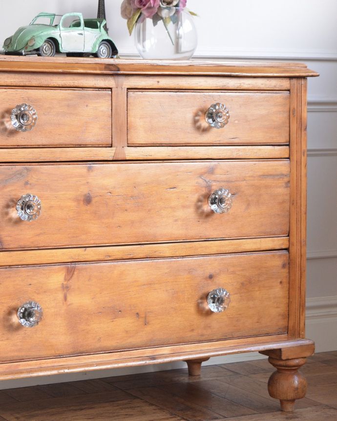 アンティークのチェスト アンティーク家具 英国のアンティーク家具、ガラスノブがとっても可愛いオールドパインの3段チェスト。独創的なデザイン&木目が魅了してくれますオールドパイン材の家具は、何と言っても木目の節が特徴的。(q-2029-f)