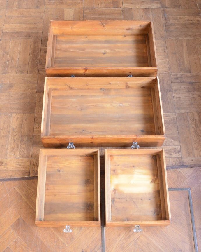 アンティークのチェスト アンティーク家具 英国のアンティーク家具、ガラスノブがとっても可愛いオールドパインの3段チェスト。実は、すっごく時間がかかっていますオールドパイン材の家具は、とにかく引き出しの中を直すのに手間暇をかけています。(q-2029-f)