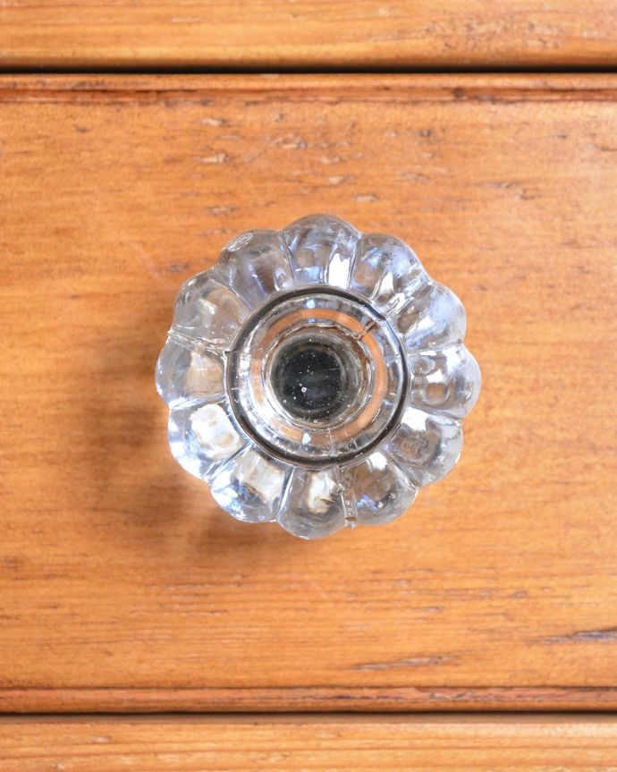 アンティークのチェスト アンティーク家具 英国のアンティーク家具、ガラスノブがとっても可愛いオールドパインの3段チェスト。こんな所もアンティークらしさアンティークらしい取っ手のデザイン。(q-2029-f)