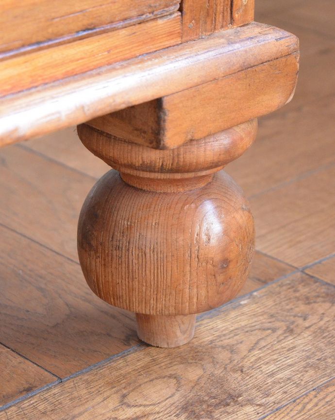 アンティークのチェスト アンティーク家具 英国のアンティーク家具、ガラスノブがとっても可愛いオールドパインの3段チェスト。女性1人でラクラク運べちゃう仕掛けHandleのアンティークは、脚の裏にフェルトキーパーをお付けしています。(q-2029-f)