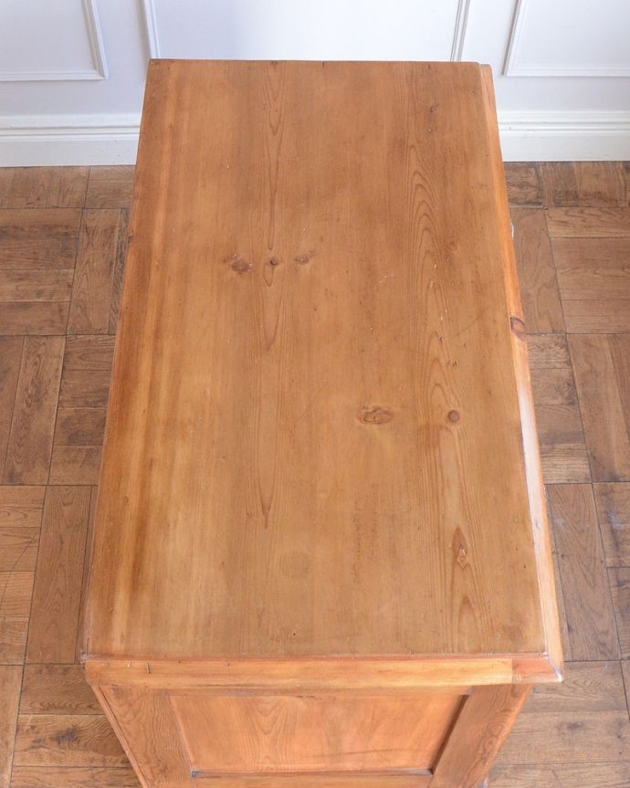 アンティークのチェスト アンティーク家具 英国のアンティーク家具、ガラスノブがとっても可愛いオールドパインの3段チェスト。ピカピカに仕上げました修復の時、天板もキレイに仕上げました。(q-2029-f)