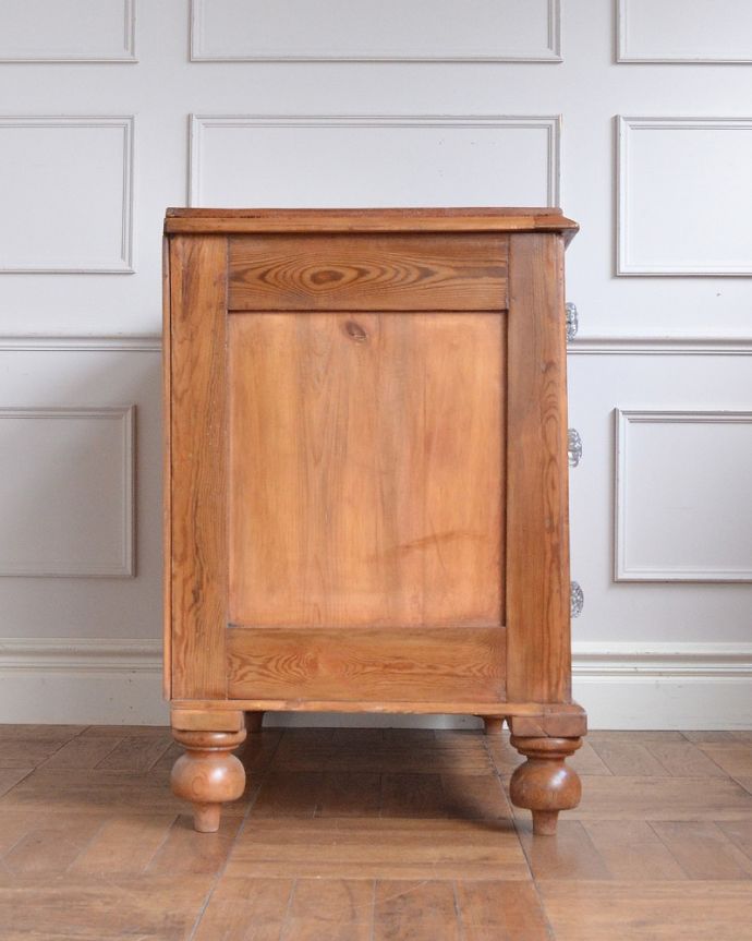 アンティークのチェスト アンティーク家具 英国のアンティーク家具、ガラスノブがとっても可愛いオールドパインの3段チェスト。横から見てもキレイですもちろん、横顔だってキレイ!どこから見ても絵になります。(q-2029-f)