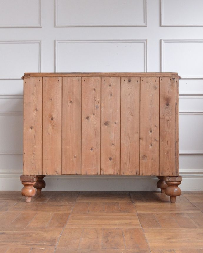 アンティークのチェスト アンティーク家具 英国のアンティーク家具、ガラスノブがとっても可愛いオールドパインの3段チェスト。後ろ姿も見て下さい。(q-2029-f)