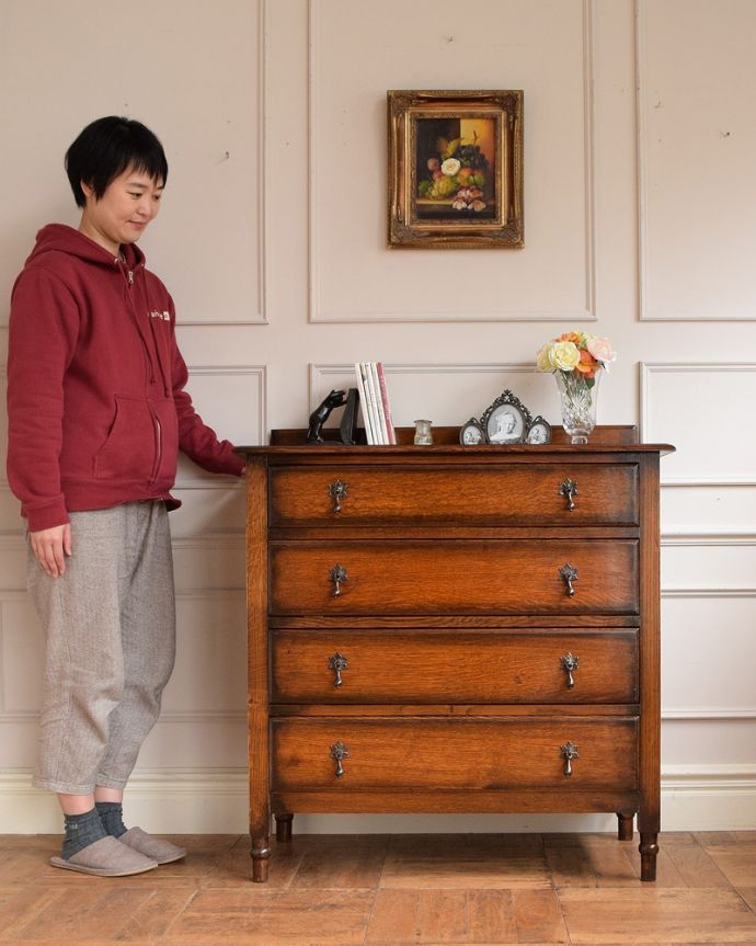 アンティークのチェスト　アンティーク家具　英国スタイルのインテリアに、オーク材のアンティーク４段チェスト。英国アンティークらしい落ち着いた雰囲気が自慢落ち着いた色合いが英国アンティークらしい雰囲気のチェスト。(q-2030-f)