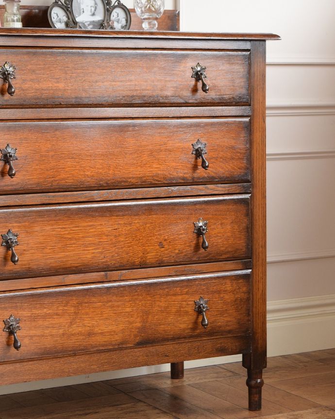 アンティークのチェスト　アンティーク家具　英国スタイルのインテリアに、オーク材のアンティーク４段チェスト。見た目はもちろん、実用的に使って楽しみましょうアンティークのチェストは見た目の美しさはもちろん、実用的にたっぷり収納が出来る実力派。(q-2030-f)