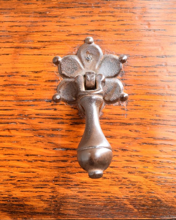 アンティークのチェスト　アンティーク家具　英国スタイルのインテリアに、オーク材のアンティーク４段チェスト。開ける度にワクワク高級感漂うアンティークらしいデザインの取っ手。(q-2030-f)