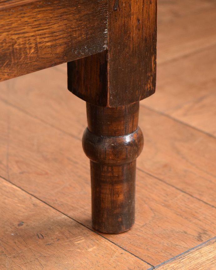 アンティークのチェスト　アンティーク家具　英国スタイルのインテリアに、オーク材のアンティーク４段チェスト。女性1人でラクラク運べちゃう仕掛けHandleのアンティークは、脚の裏にフェルトキーパーをお付けしています。(q-2030-f)