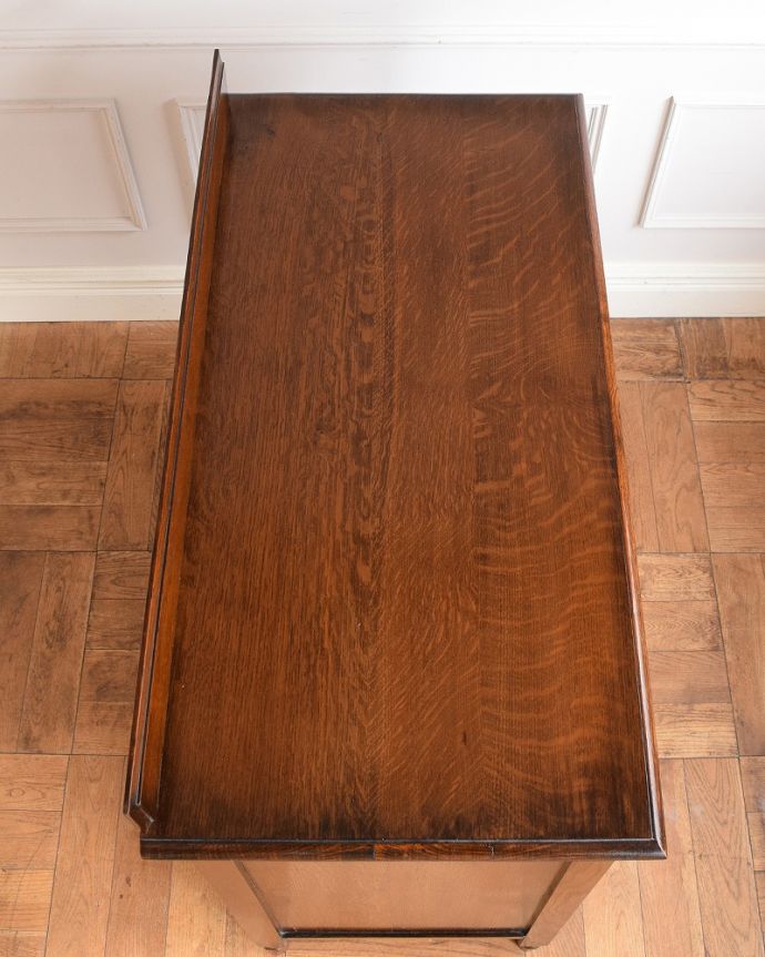 アンティークのチェスト　アンティーク家具　英国スタイルのインテリアに、オーク材のアンティーク４段チェスト。何を置こうかな･･･？上から見ると、天板はこんな感じです。(q-2030-f)