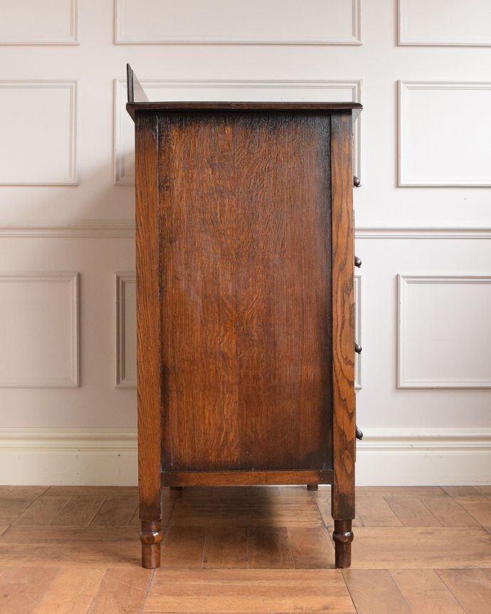 アンティークのチェスト　アンティーク家具　英国スタイルのインテリアに、オーク材のアンティーク４段チェスト。横顔だってカッコいい横から見るとこんな感じです。(q-2030-f)