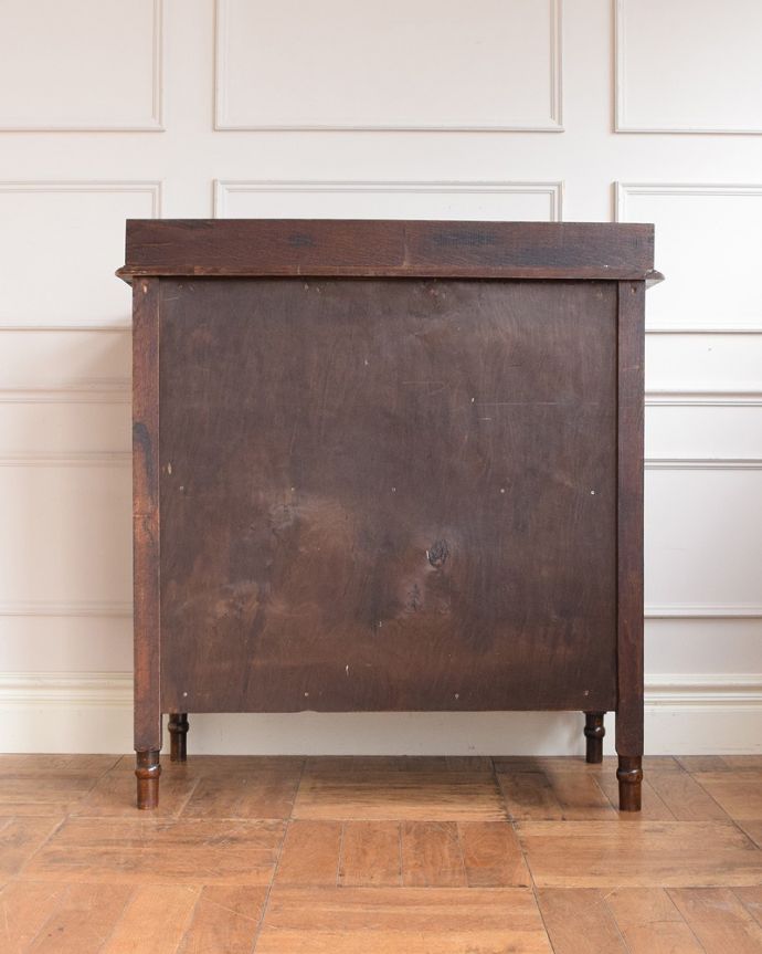 アンティークのチェスト　アンティーク家具　英国スタイルのインテリアに、オーク材のアンティーク４段チェスト。後ろ姿にも自信アリ！アンティークは新品ではないので、経年変化によるキズはありますが、専門の職人がキレイに修復したので後ろ姿にも自信があります。(q-2030-f)