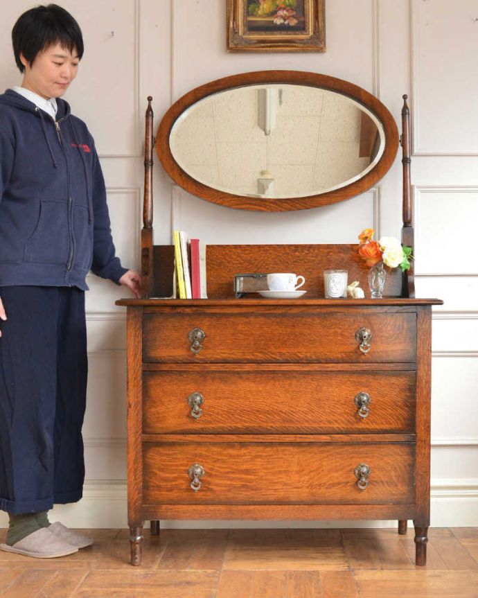アンティークのドレッサー　アンティーク家具　英国アンティーク家具、落ち着いた大人のドレッシングチェスト。鏡も収納も楽しめちゃう女性のための家具チェストの上にミラーが付いたドレッシングチェスト。(q-2031-f)