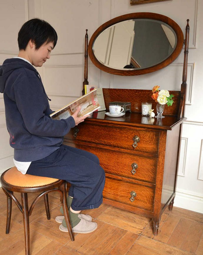 アンティークのドレッサー　アンティーク家具　英国アンティーク家具、落ち着いた大人のドレッシングチェスト。寝室だけじゃなく、リビングでも玄関でも･･･ドレッサーは寝室で使うイメージがありますが、アンティークのものはデザインが素敵なので、みんなが集まる場所に置いて見せながら使って下さい。(q-2031-f)