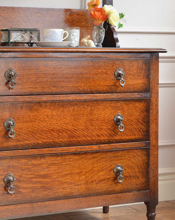 アンティークのドレッサー　アンティーク家具　英国アンティーク家具、落ち着いた大人のドレッシングチェスト。英国アンティークらしい凛とした雰囲気木目と彫の美しさが際立つ英国のアンティークらしいドレッシングチェスト。(q-2031-f)