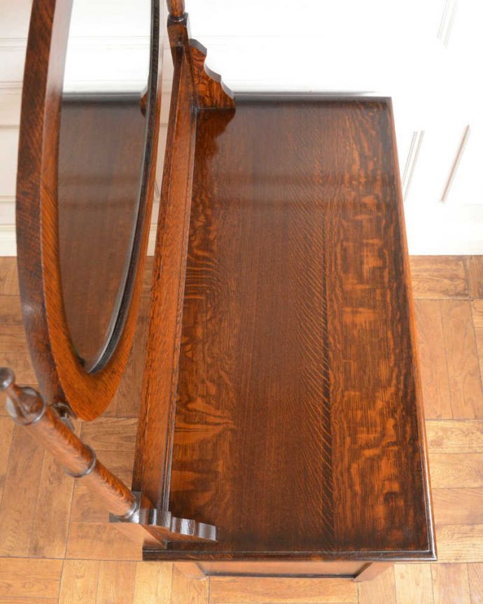 アンティークのドレッサー　アンティーク家具　英国アンティーク家具、落ち着いた大人のドレッシングチェスト。上から見るとこんな感じです。(q-2031-f)