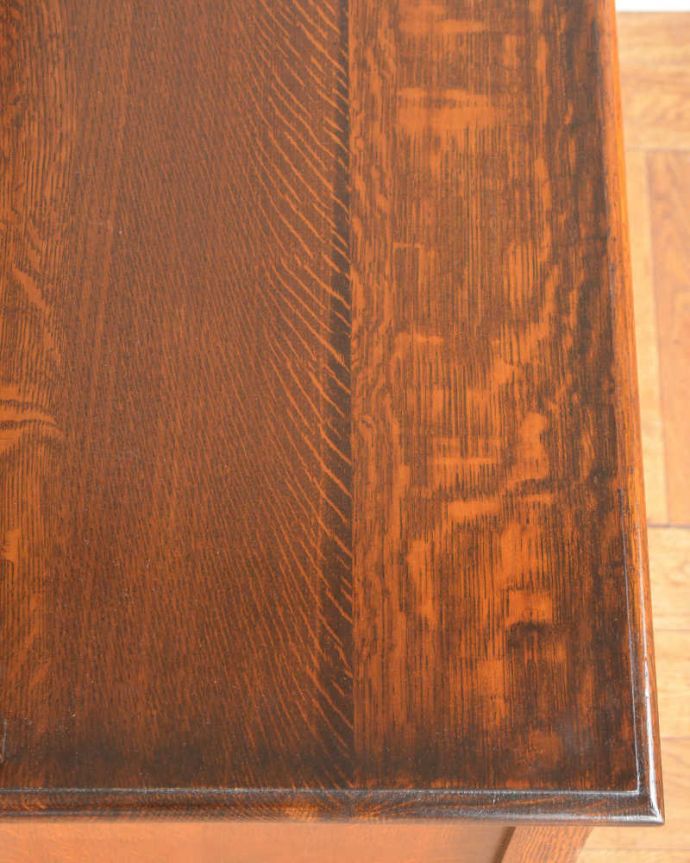 アンティークのドレッサー　アンティーク家具　英国アンティーク家具、落ち着いた大人のドレッシングチェスト。天板を近くから見ると･･･デスクは天板を使う家具なので、キレイにお直ししました。(q-2031-f)