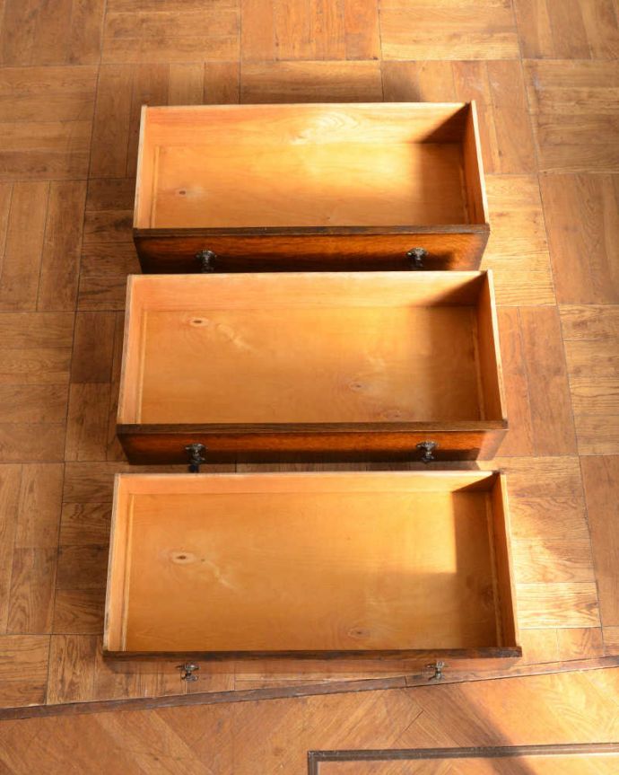 アンティークのドレッサー　アンティーク家具　英国アンティーク家具、落ち着いた大人のドレッシングチェスト。たっぷり収納出来るキレイな引き出しお洋服もたくさん入る引き出し。(q-2031-f)