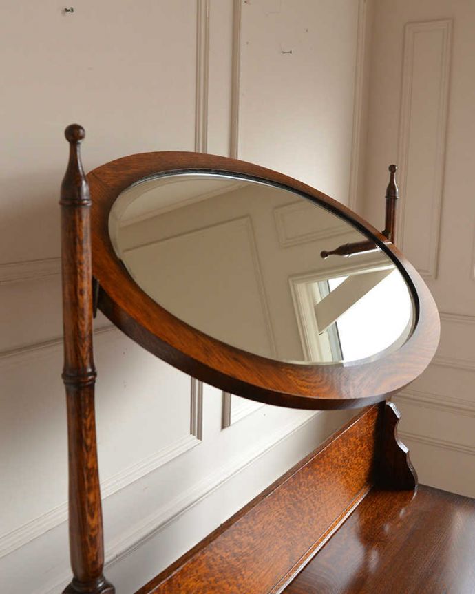 アンティークのドレッサー　アンティーク家具　英国アンティーク家具、落ち着いた大人のドレッシングチェスト。お部屋も広く見せてくれます身だしなみを整えるのはもちろん、大きな鏡はお部屋を広く見せる効果があります。(q-2031-f)