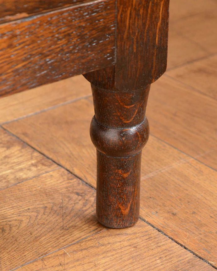 アンティークのドレッサー　アンティーク家具　英国アンティーク家具、落ち着いた大人のドレッシングチェスト。女性1人でラクラク運べちゃう仕掛けHandleのアンティークは、脚の裏にフェルトキーパーをお付けしています。(q-2031-f)