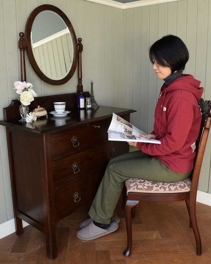 便利に使えるアンティークのドレッサー